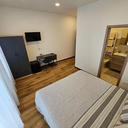 Lunis Guest house *